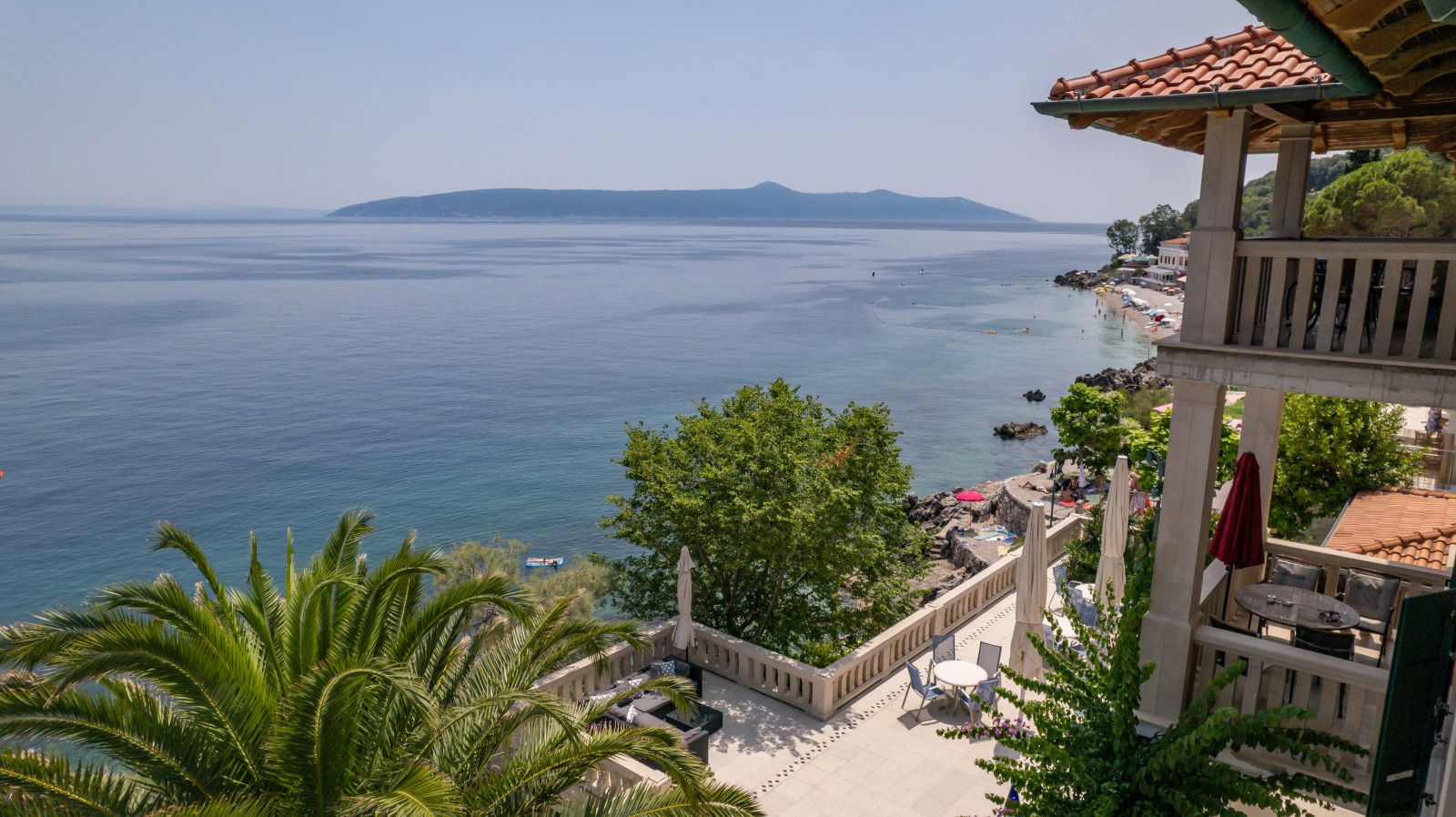 Pogled iz zraka na Villu Istra uz obalu Mošćeničke Drage